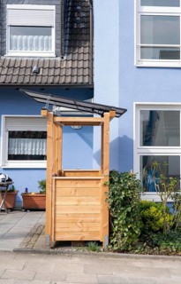 Detached house with various solar modules, in addition to solar panels on the roof of the house,