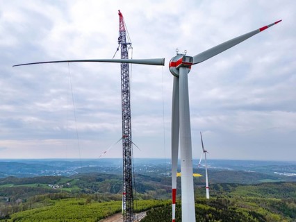 Erection of a wind turbine, wind energy plant, assembly of the third blade, with a crawler lattice