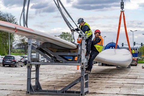 Preparation for the transport of a 68 metre long blade, a wind turbine, with a self-propelled