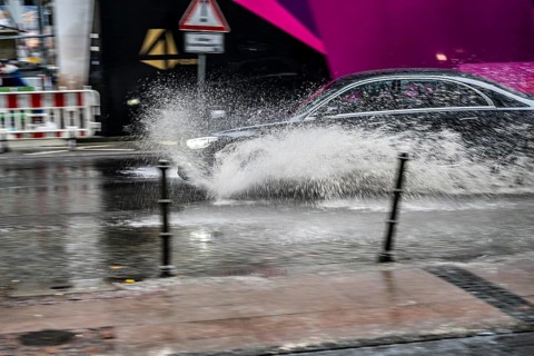 Winter, rainy weather, freezing rain, large puddle, puddle of water, in the city centre, Große