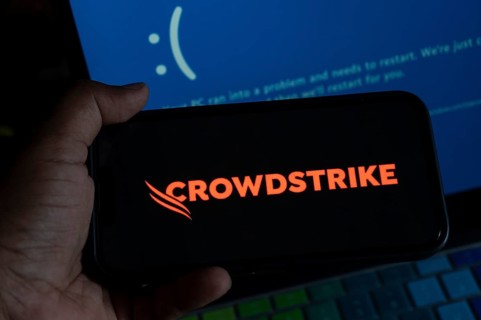 Illustration of a critical error in CrowdStrike software update caused a blue screen of death on