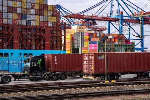 Port of Hamburg, Waltershofer Hafen, container ships, lorries bring and collect freight containers