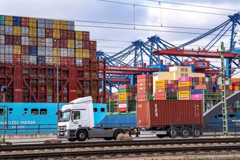 Port of Hamburg, Waltershofer Hafen, container ships, lorries bring and collect freight containers