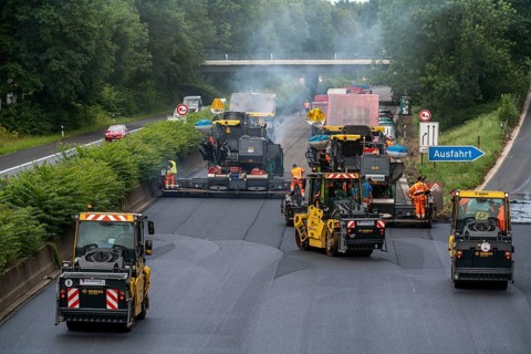 Renewal of the road surface on the A40 motorway between the Kaiserberg junction and Mülheim-Heißen,