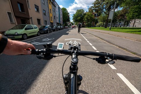 Bicycle road, cyclists have priority over car traffic, new cycle routes through Essen, here in the