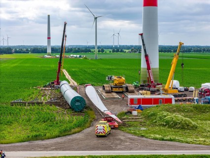 Transport of a 70 metre long rotor blade, construction of a wind power plant in a wind farm near
