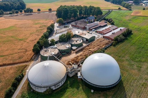 Biogas plant, gas storage, with dome, fermenter tanks for the fermentation process, use of solid