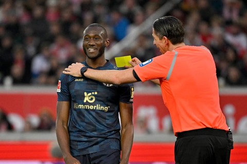 Referee Deniz Aytekin shows Joshua Guilavogui 1. FSV Mainz 05 (23) yellow card, yellow, warning,