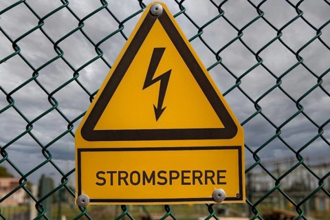 Symbolic image: The word Stromsperre is written under a sign that usually warns of high voltage