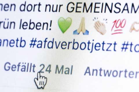 Symbolic photo on the topic of banning the AFD. The hashtag afdverbotjetzt can be read in a comment