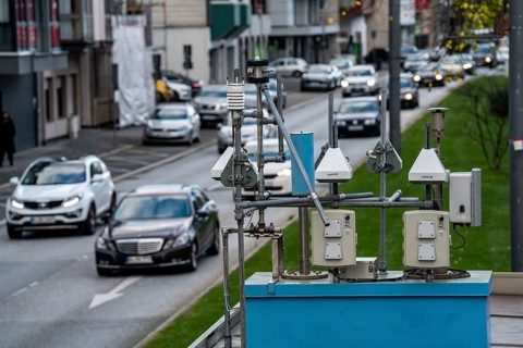Air quality monitoring station, on the B7, Friedrich-Engels-Alle in Wuppertal, operated by the