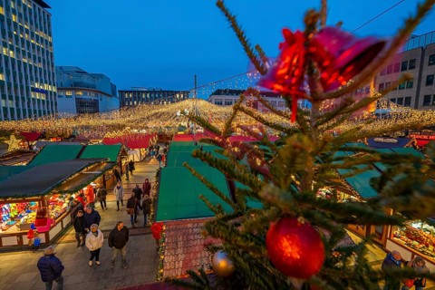 Pre-Christmas season, Christmas market on Kennedyplatz in the city centre of Essen, Christmas tree