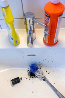 Cleaning of a sink, hand basin, bathroom, with the help of a longer brush, the dirt, deposits,