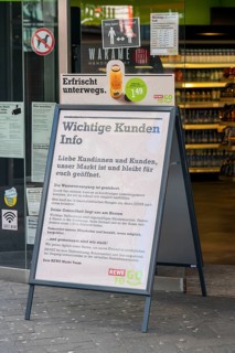 Effects of the coronavirus crisis, empty shopping street, notice at a food market, Hohe Straße in