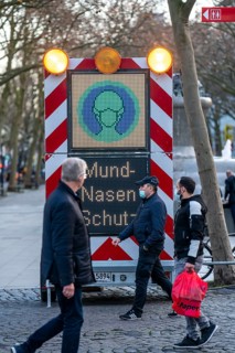 Sign, illuminated sign, on the obligation to wear a mask, shopping street Westenhellweg, shopping