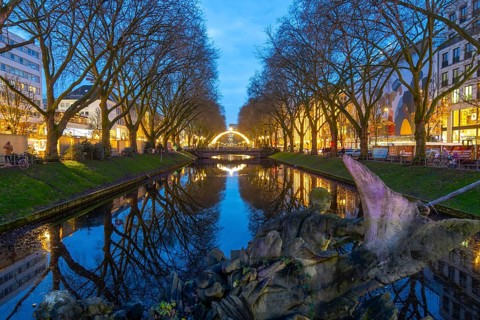 Christmas market, on Königsallee, Kö, Stadtgraben pond, Tritonenbrunnen fountain, Christmas lights,