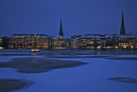 Germany, Hamburg, City, Inner Alster Lake, evening light, blue hour, Ballindamm, Christmas tree on