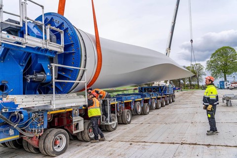 Preparation for the transport of a 68 metre long blade, a wind turbine, with a self-propelled