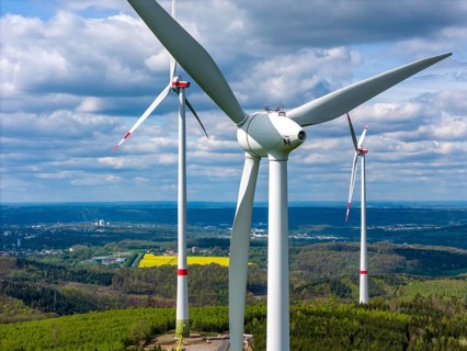 Erection of a wind turbine, wind energy plant, assembly of the ring generator, with a crawler