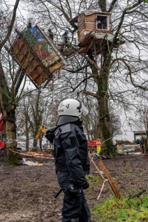 2nd day of the clearing of the hamlet Lützerath, by the police, of tree houses and huts, of climate