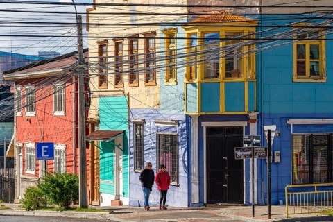 Street scene with colourful houses made of wood and corrugated iron and tangled cables, city of