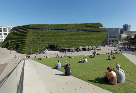 Ingenhoven Valley with sunbathing area in front of Kö-Bogen II, façade planted with 30, 000
