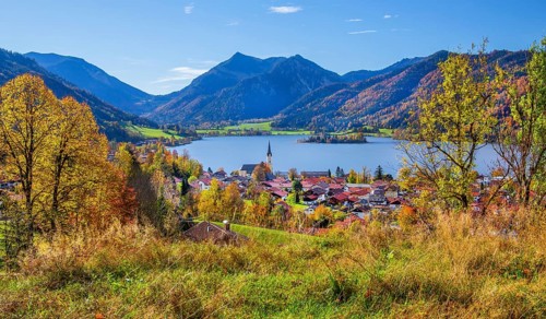 Panorama of the village and lake with the parish church of St. Sixtus and the Brecherspitz 1683m in