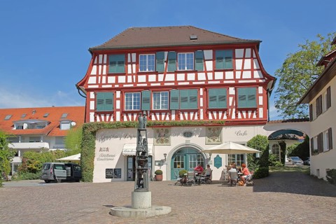 Half-timbered house Gasthaus Hotel Löwen and snowball column by Gerold Jäggle with sculpture,