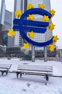 Winter in Frankfurt, euro sculpture at Willy-Brandt-Platz, snow-covered, Hesse, Germany, Europe