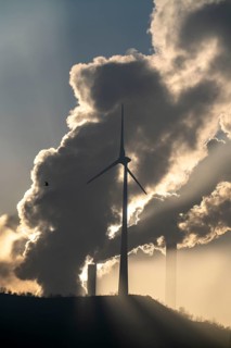 Windpark Halde Oberscholven, smoke clouds from the cooling tower and chimney of the Uniper