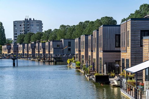 18 Floating residential buildings Havenlofts Nassauhaven, energy-neutral, solar cells, heat from