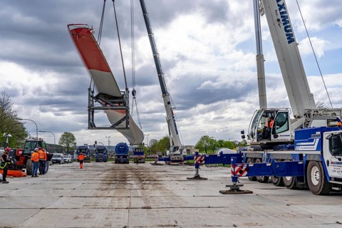 Preparation for the transport of a 68 metre long blade, a wind turbine, with a self-propelled