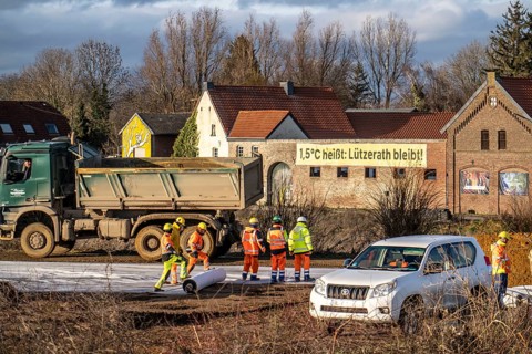 Start of the eviction of the hamlet Lützerath at the lignite mine Garzweiler 2, activists try to