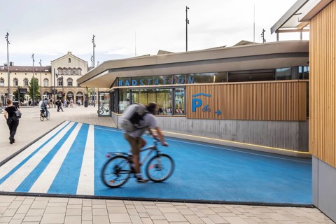 Tübingen railway station and station forecourt have been completely redesigned. An underground car