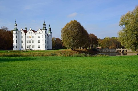 Europe, Germany, Schleswig-Holstein, Ahrensburg, moated castle Ahrensburg, autumn, front facade,