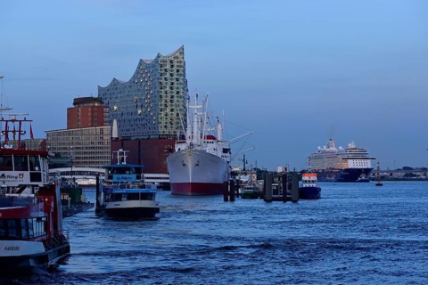 Germany, Hamburg, HafenCity, view to Elbe Philharmonic Hall, Hamburg's new concert hall, glass