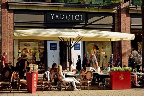 Germany, Hamburg, City, Mönckebergstraße, Shops, Street café in front of Levantehaus, Hotel Hyatt,