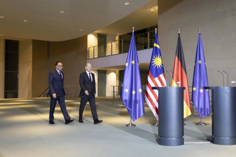 Federal Chancellor Olaf Scholz (SPD) with Anwar Ibrahim, Prime Minister of Malaysia, at a press