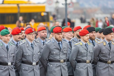 Public roll call of the Army Officers' School on Theatre Square: Bundeswehr honours and bids