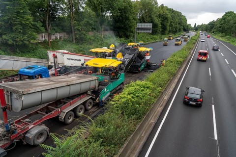 Renewal of the road surface on the A40 motorway between the Kaiserberg junction and Mülheim-Heißen,