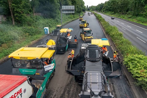 Renewal of the road surface on the A40 motorway between the Kaiserberg junction and Mülheim-Heißen,