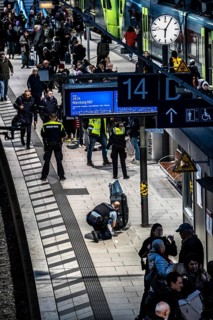 Police action at Hamburg central station, in the evening rush hour, an abandoned suitcase was