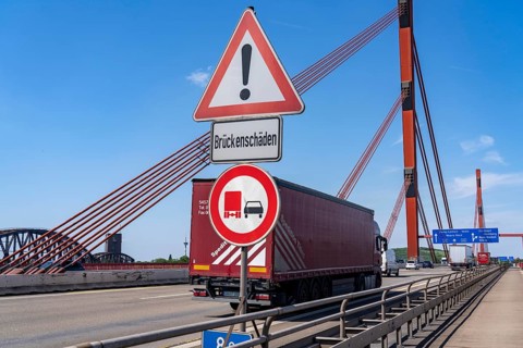 The motorway bridge between Duisburg-Baerl and Duisburg-Beeckerwerth, A42, over the Rhine, notice