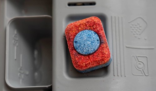 Dishwasher, cleaning taps, dishwasher tabs, washing-up liquid