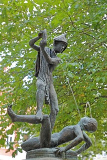 Sculpture Scuffling boys by Heinrich Apel 1975, two, children, boys, water games, water jets, shoe,