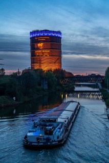 Neue Mitte Oberhausen, Gasometer exhibition hall, after renovation, Rhine-Herne Canal, evening