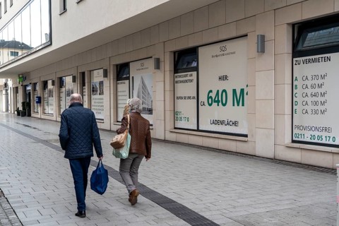 Vacant shop premises, for rent, advertising in the shop windows, in the new Schlossstraße city