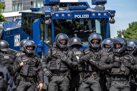 Police at the demonstration against the AFD party conference in Essen, several tens of thousands of