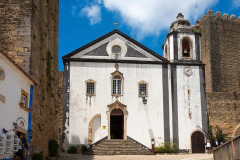 Small chapel with stone steps and historical details, church Igreja de São Tiago, library, Muralha