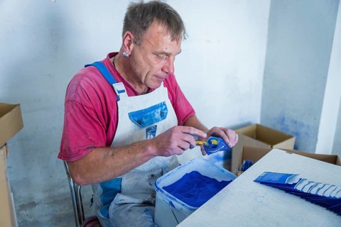 Schindler's blue colour factory is located directly on the Zwickauer Mulde river and belongs to the